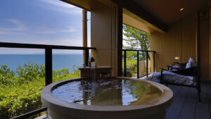 Bain rond privatif sur le balcon face à la mer