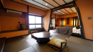 Chambre en tatami avec table basse et coin lit attenant