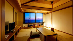 Chambre en tatami avec table basse et chaises près de la fenêtre
