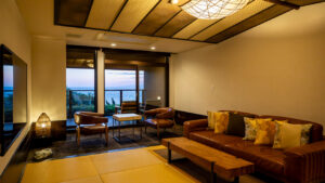 Chambre en tatami avec canapé, chaises et table basse