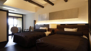 Deux lits dans une chambre de ryokan