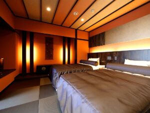 Deux lits dans une chambre de style tatami