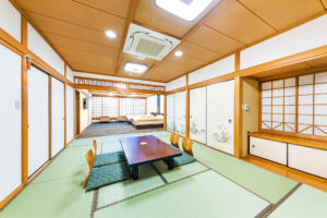 낮은 테이블과 방석이 있는 다다미방