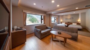 Chambre avec deux lits, un canapé et une table basse