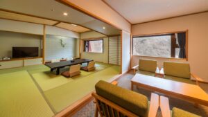 Chambre tatami avec table basse et chaises près de la fenêtre