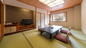 Chambre en tatami avec table basse et chaises de sol