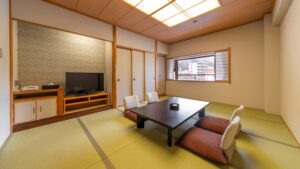 Chambre en tatami avec table basse et chaises de sol