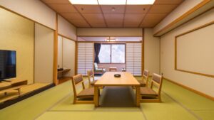 Chambre en tatami avec table basse et chaises de sol