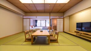 Chambre en tatami avec table basse, chaises de sol et fenêtre