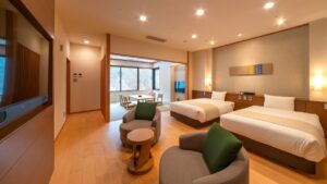 Lits jumeaux et coin salon dans une chambre
