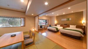 Lits jumeaux à côté d’un espace tatami et d’une table