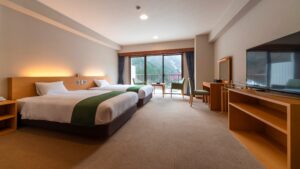 Lits jumeaux dans une chambre spacieuse