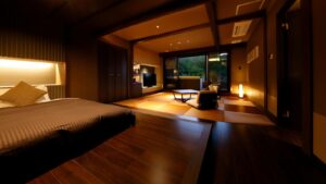 带低矮床和榻榻米休息区的卧室