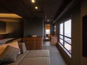 带沙发、床和窗户的客房