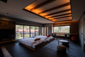 可欣赏窗外景观的榻榻米房间内的低矮床铺