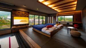 宽敞榻榻米风格客房内的低平台床