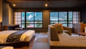 带床、沙发和大窗户的榻榻米客房