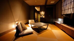 配有座椅、矮桌和电视的榻榻米房间