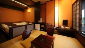 榻榻米客房，床边有矮桌和椅子