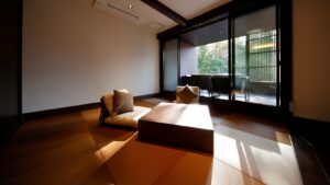 推拉门旁设有坐垫的榻榻米休息区