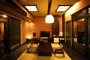 铺有榻榻米的起居区，配有矮桌和座椅