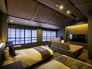 榻榻米客房内的双床和沙发