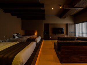 榻榻米客房内的双床和沙发座位