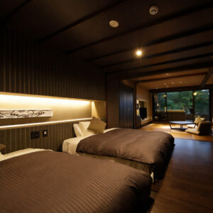 带休息区的客房内两张床