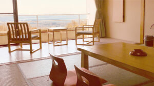 Tatamizimmer mit niedrigem Tisch, Bodensesseln und Fensterplätzen