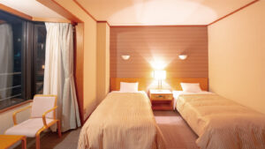 Zwei Einzelbetten in einem Ryokan-Gästezimmer
