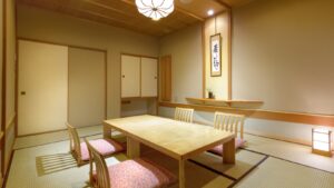 配有矮桌和坐垫椅的榻榻米客房