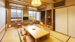 带矮桌、椅子和窗景的榻榻米客房