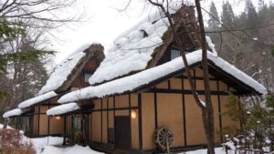 Extérieur d’un ryokan traditionnel enneigé