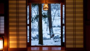 Arbres enneigés vus à travers la fenêtre de la chambre et les shoji