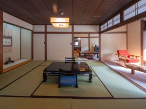 Chambre en tatami avec table basse et banquette