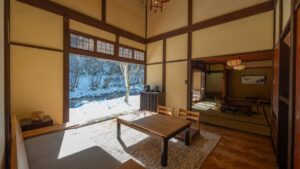 Chambre en tatami avec table basse et chaises