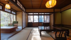 Chambre en tatami avec table basse et coin salon près de la fenêtre