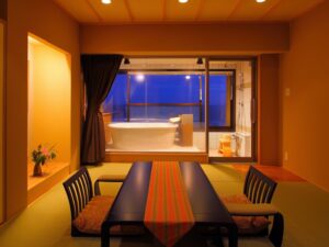 Chambre en tatami avec table basse et baignoire près de la fenêtre