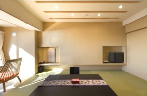 Chambre en tatami avec table basse et chaises