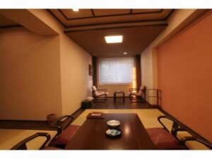 Habitación de tatami con mesa baja y sillas