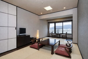 Habitación de tatami con mesa baja y sillas de suelo