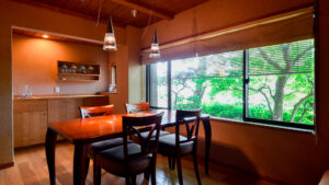 큰 정원 창 옆의 식탁과 의자