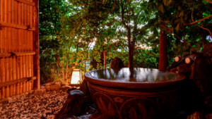 정원 수목에 둘러싸인 노천 목욕탕.