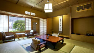 낮은 테이블과 의자가 있는 다다미 객실
