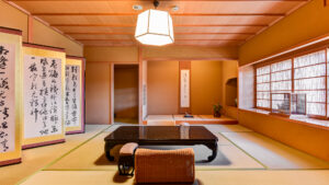 낮은 테이블과 좌식 의자가 있는 다다미방