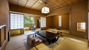 낮은 테이블과 좌식 의자가 있는 다다미방