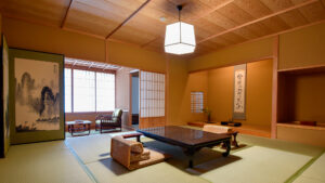 낮은 테이블과 좌식 의자가 있는 다다미 객실
