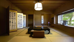 낮은 테이블과 좌식 공간이 있는 다다미 객실