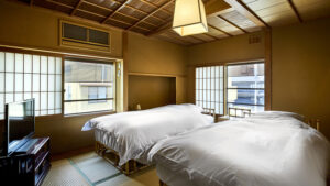 쇼지 창문이 있는 다다미 객실의 침대 두 개