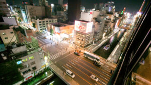 从客房看到的城市街道和运河夜景